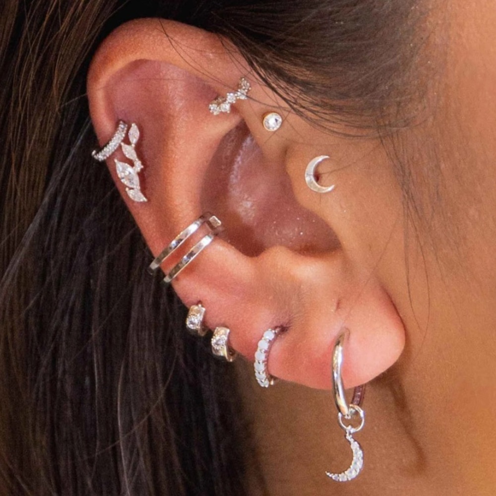 Astrid & Miyu- Jewelled Clicker in Silver